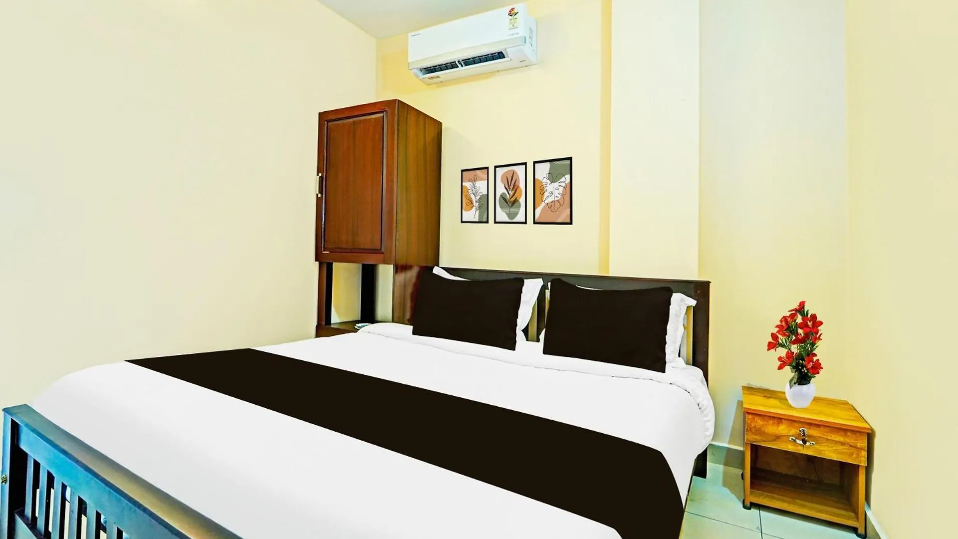 Hotel Super Collection O Kureepuzha Kollam
