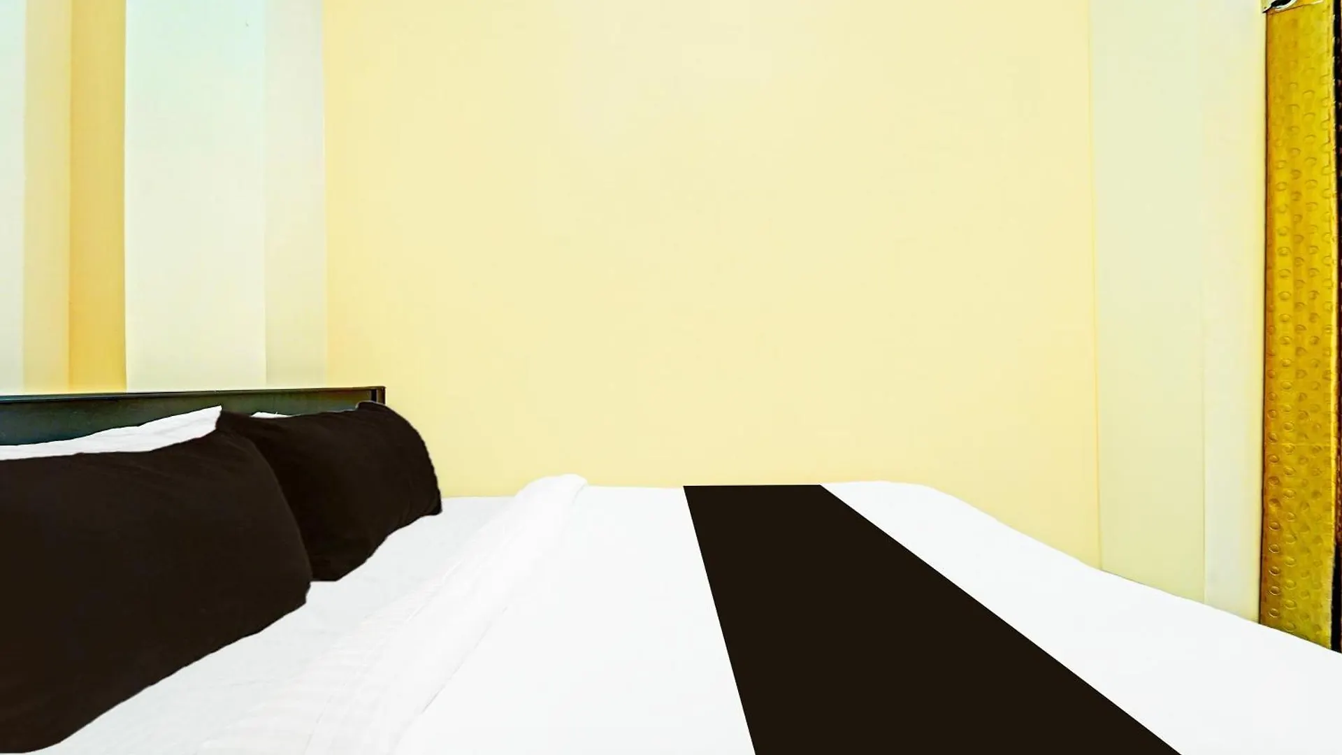 **  Hotel Super Collection O Kureepuzha Kollam Indien