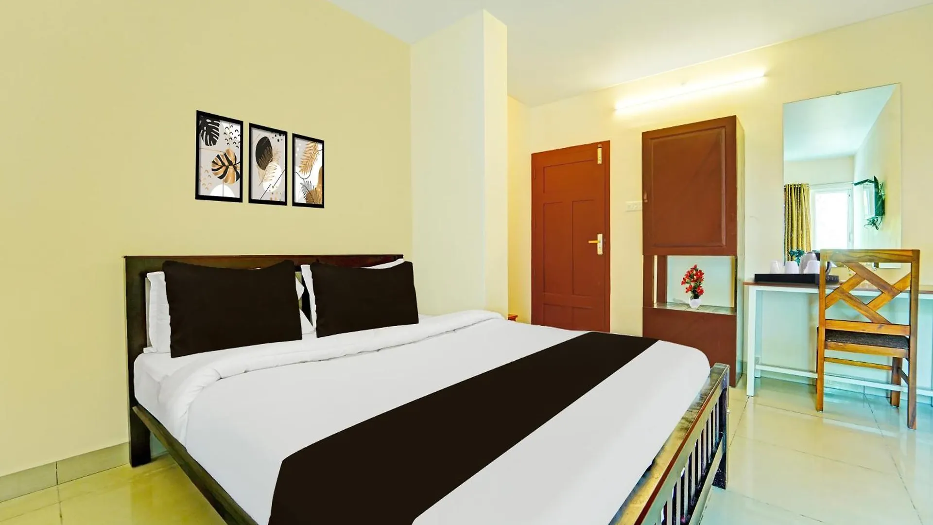 Hotel Super Collection O Kureepuzha Kollam